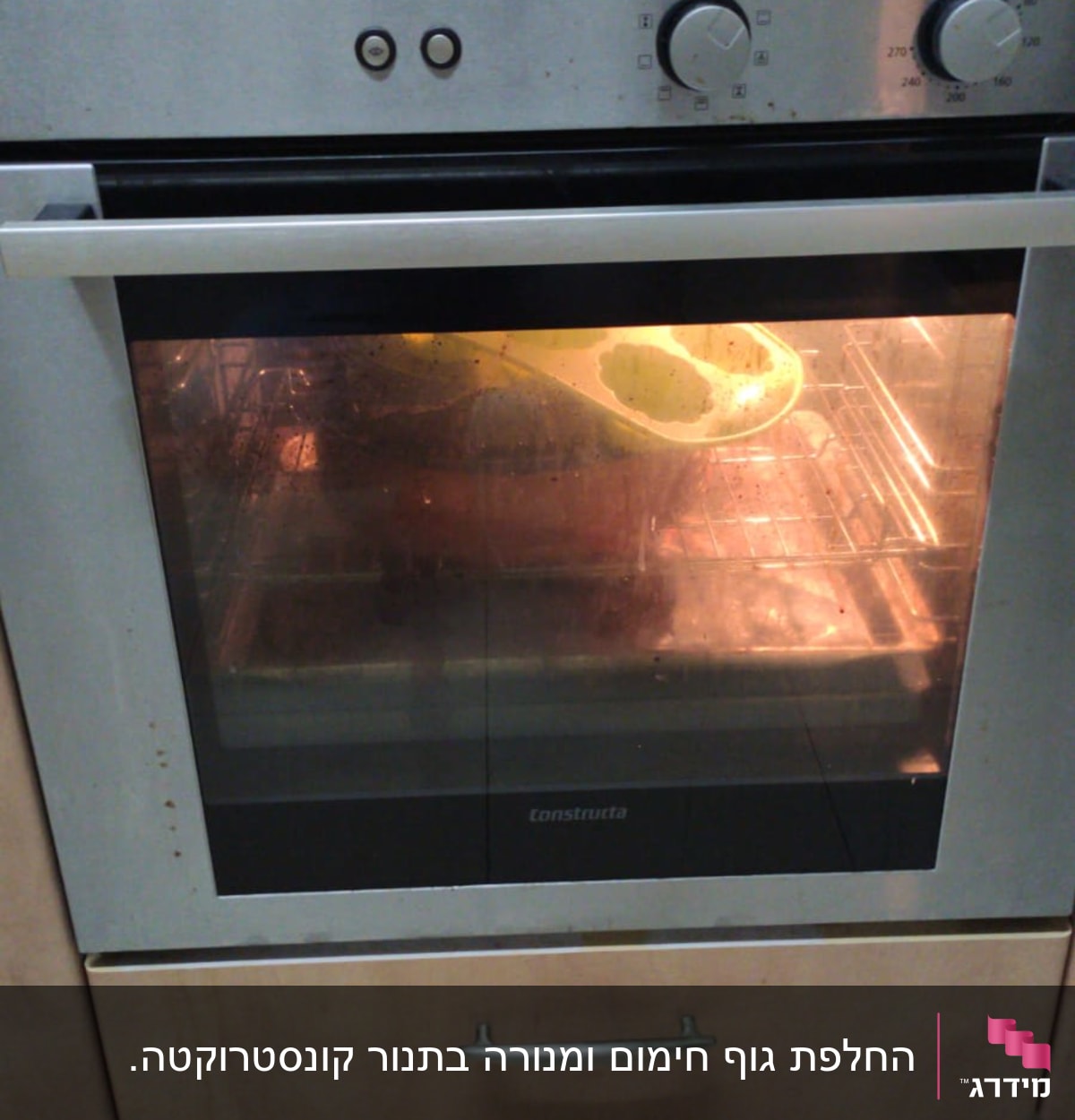 תנור אפייה עם תצוגת זמן ותבנית בפנים